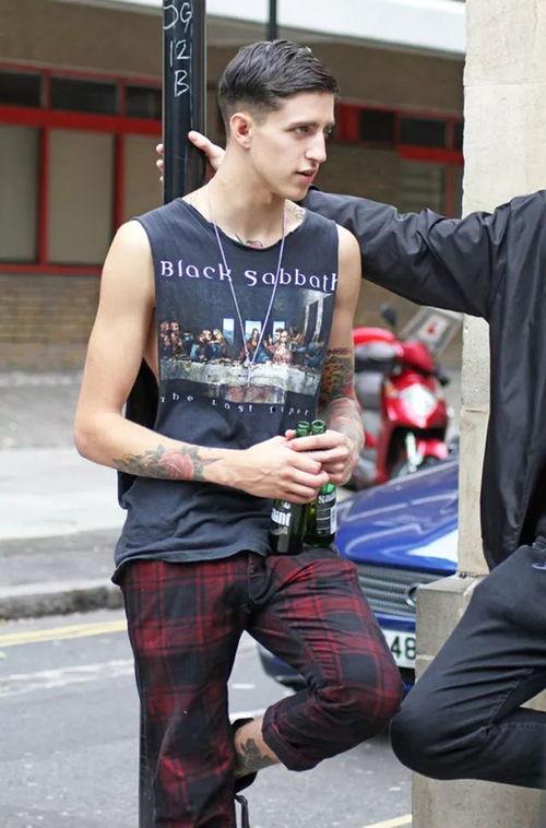 欧美纹身街拍男模视频,纹身男模的时尚演绎