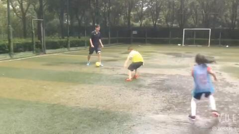 欧美踢球女孩视频,踢球女孩的激情瞬间